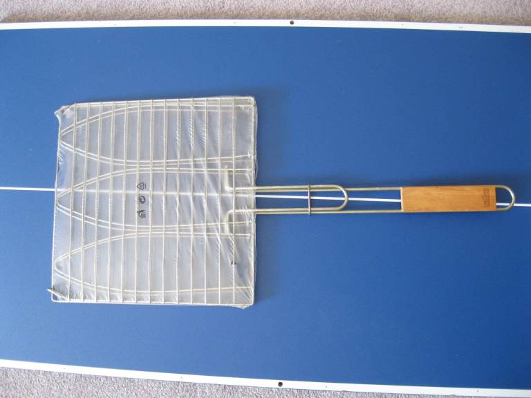 New Stainless Steel BBQ Grill /griddle Basket with wooden  Handle for fish burgers etc 