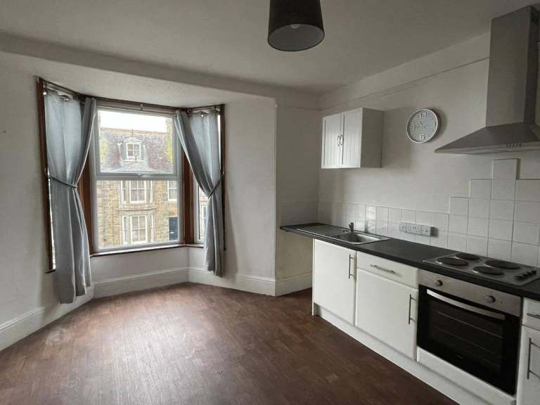 Modern 1 Bed Self-Contained Flat in Penzance RENT INCLUDES WATER