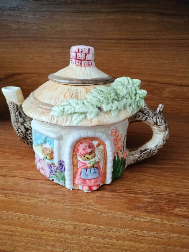 Charming Cottage House Teapot – Multicoloured, Good Condition