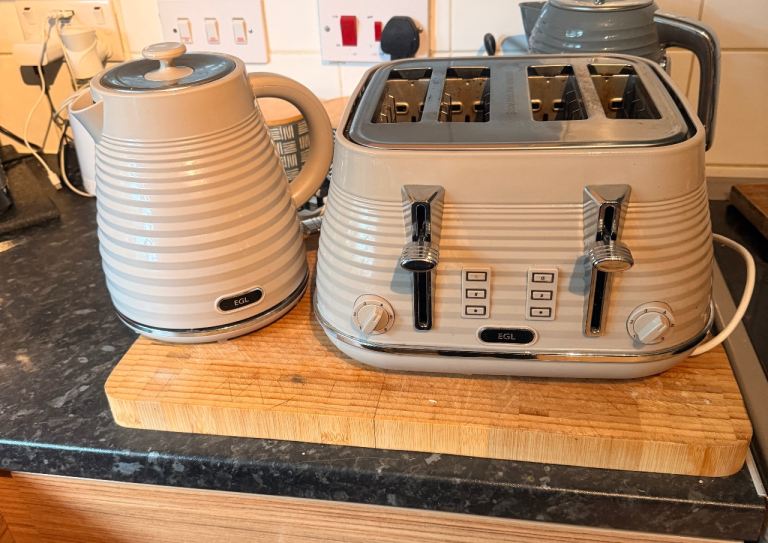 Beige Electric Kettle – Good Condition