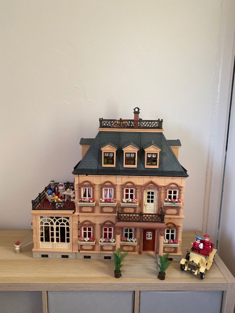 STUNNING PLAYMOBILE VINTAGE VICTORIAN DOLLS HOUSE WITH FURNITURE AND FIGURES PLUS CAR.
