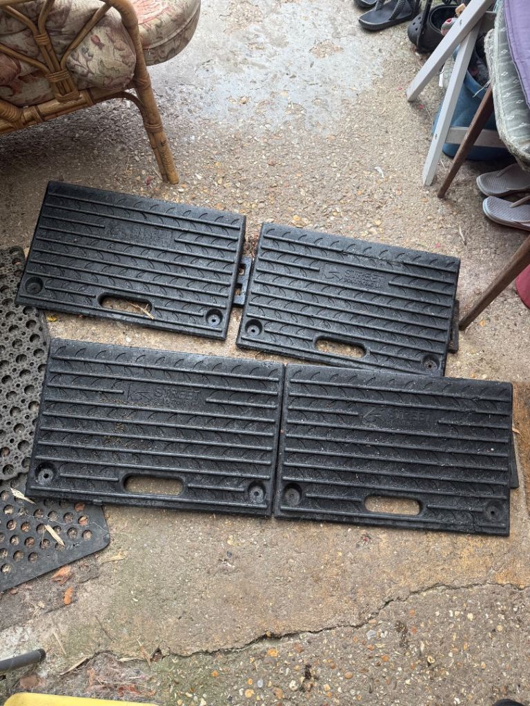 Rubber kerb ramps 