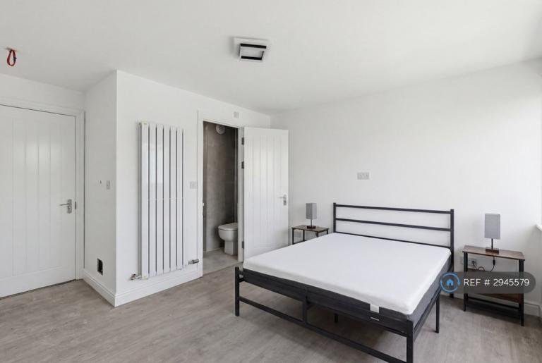 1 bedroom in Kent Close, Mitcham, CR4 (#2945579)