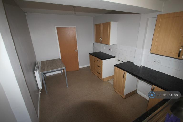 2 bedroom flat in Banks Road, West Kirby, Wirral, CH48 (2 bed) (#2702159)