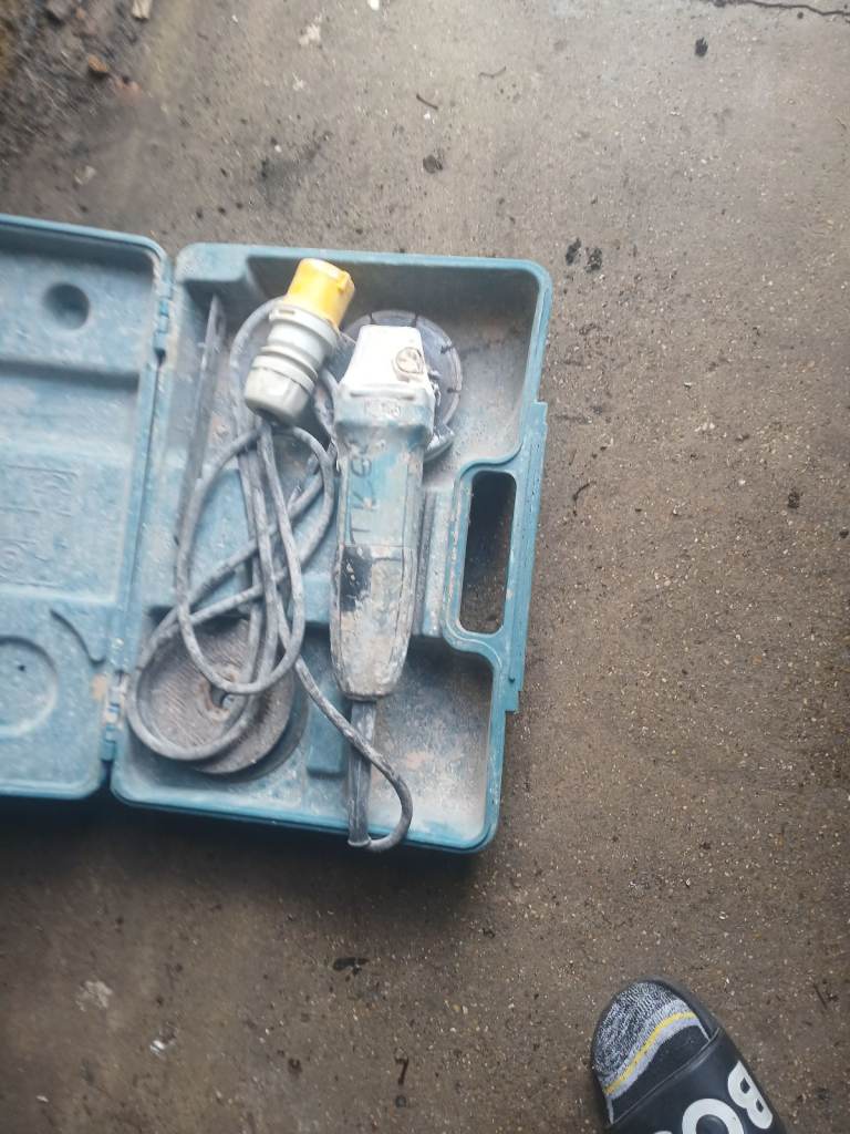Makita 110v angle grinder and extension lead 