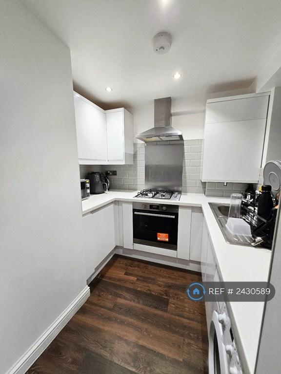 1 bedroom flat in Connaught Towers, Thornton Heath, CR7 (1 bed) (#2430589)