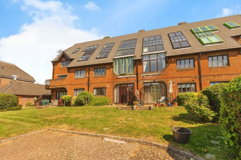 2 Bed, 2 Bath, Ground Floor, Freehold Flat. Secure with Gated access to private road w/Garage 