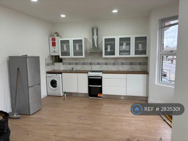 2 bedroom flat in Romford, Romford, RM1 (2 bed) (#2835301)