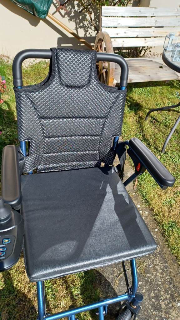 Electric wheelchair 