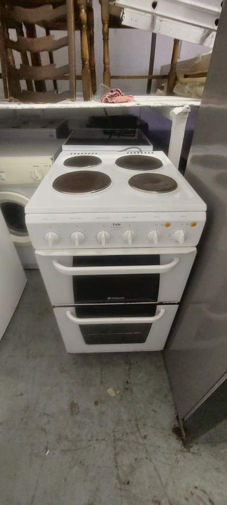 White Freestanding Electric Cooker with Double Oven – Good Condition
