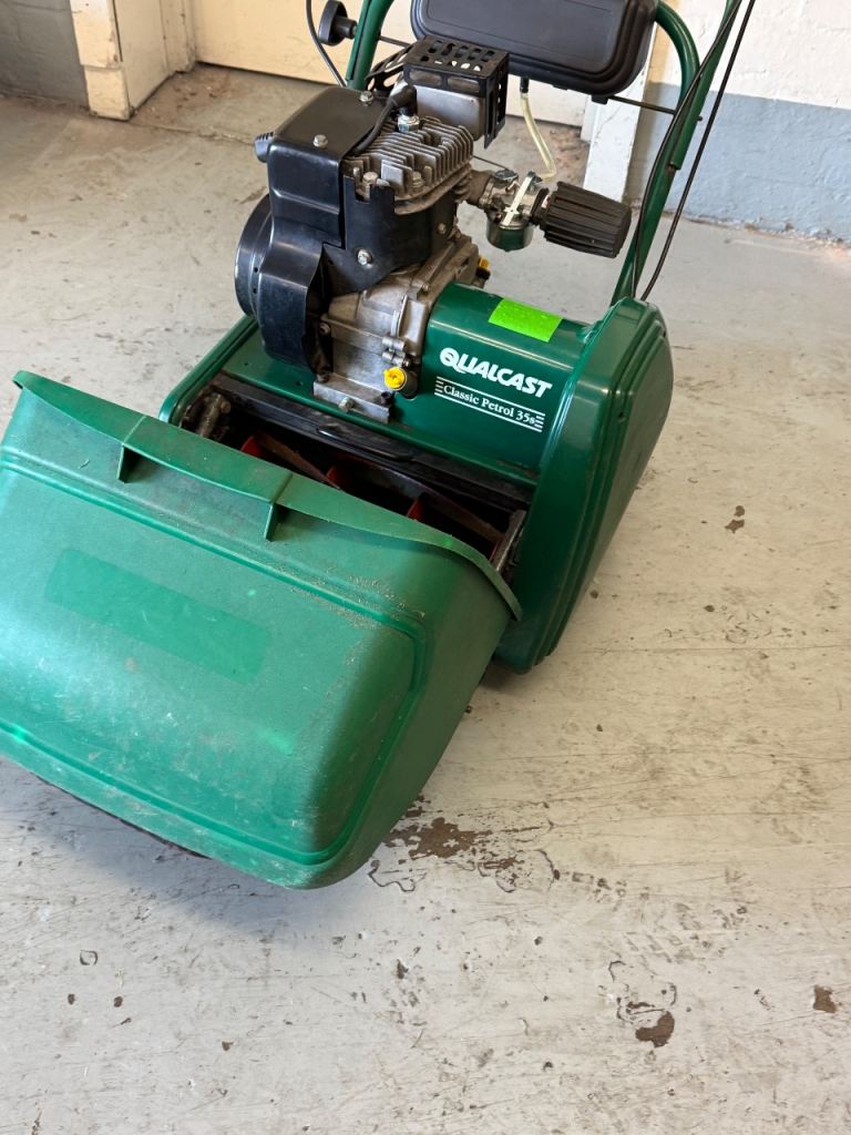 Qualcast Classic Petrol 35s Lawnmower 