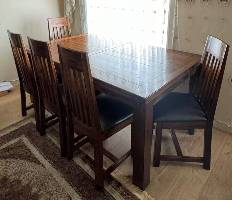 Dining table with 6 Seats 