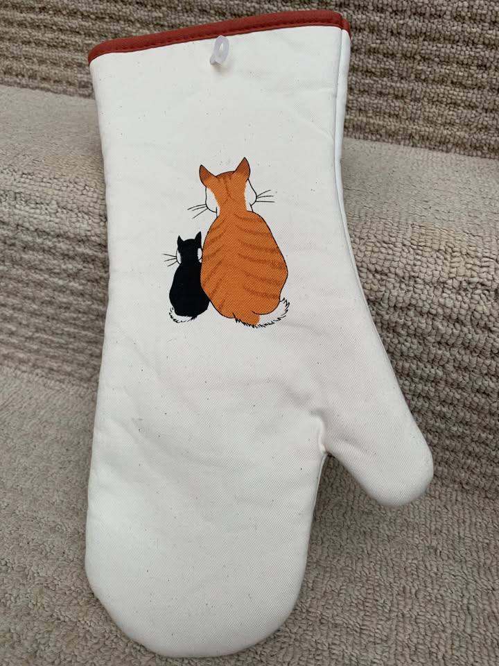 FOR CAT LOVER) - OVEN GAUNTLET AND A BOOK ABOUT CATS - NEW BUNDLE -