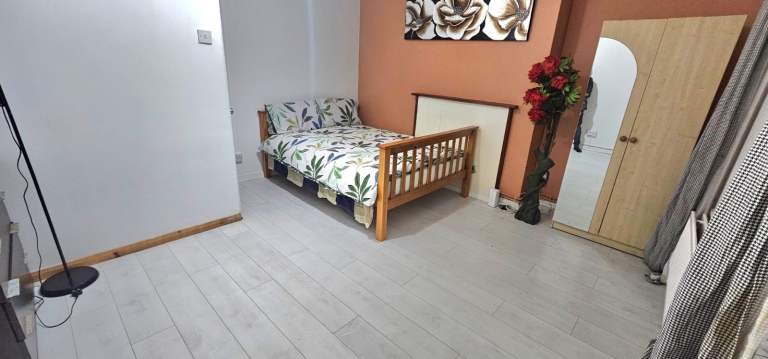 Rent *** Double Room close to Wapping Station E1W 