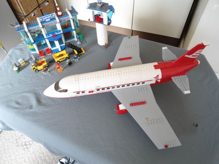 LEGO AIRPORT NO 3182 BOXED AND COMPLETE WITH INSTRUCTIONS