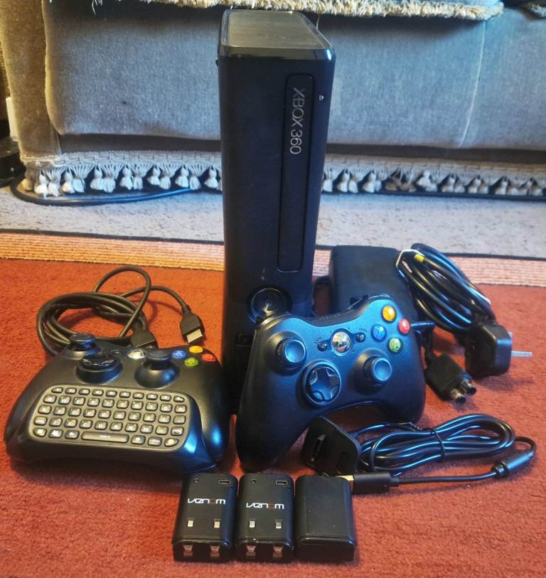 XBOX 360 Slim with 2 controllers and a bundle of 4 games.