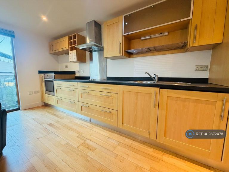 1 bedroom flat in Crozier House, Leeds, LS10 (1 bed) (#2872478)