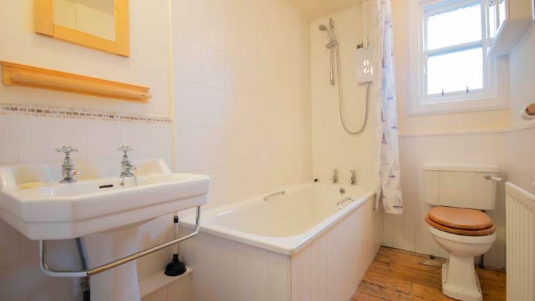 Delightful, 2 bedroom, 2nd floor flat in Causewayside – available January