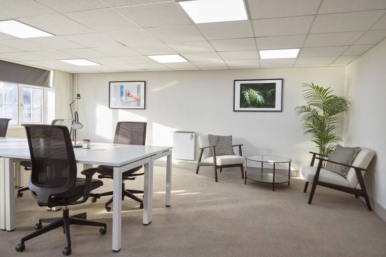 London - UB6 7JD \ Serviced Office for Rent with 5-Desk Capacity