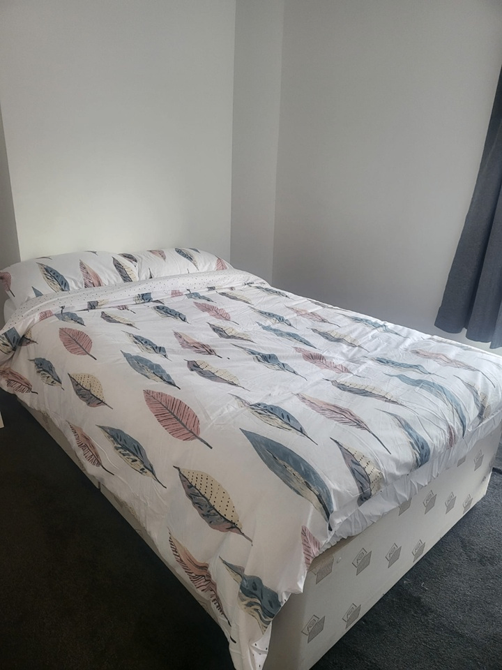 Spacious and big double room available in ST6 6LE