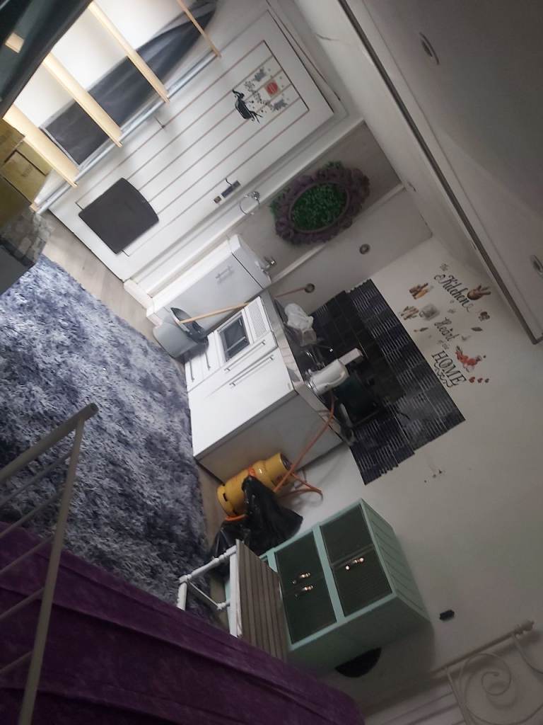 On suite very large room with seperate entrance garden, and a big driveway, near Station & mayday