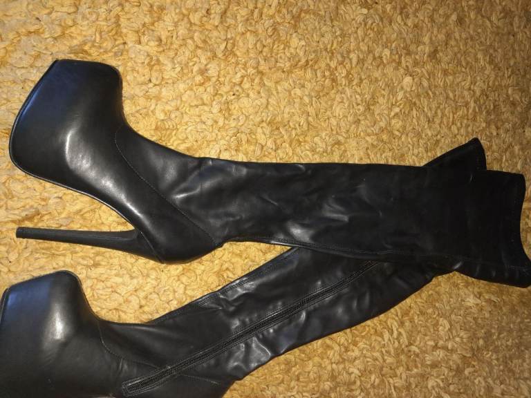 Thigh high boot's 