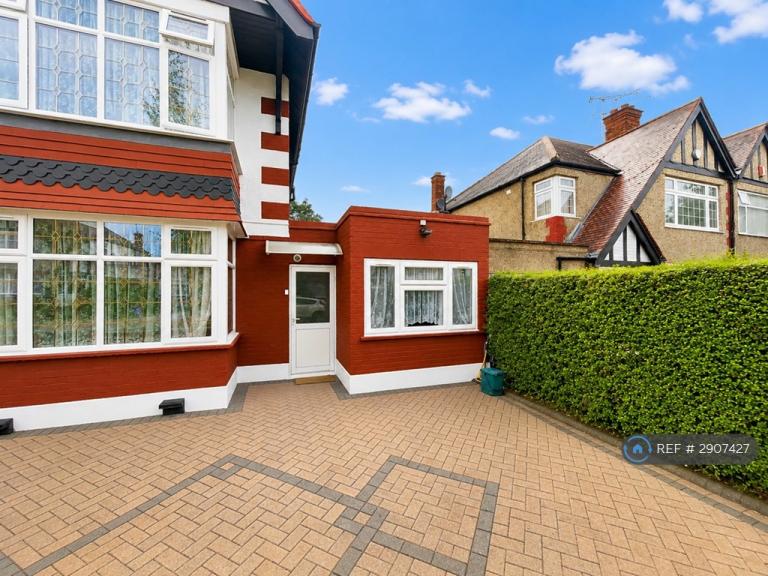2 bedroom flat in Holt Road, Wembley, HA0 (2 bed) (#2907427)