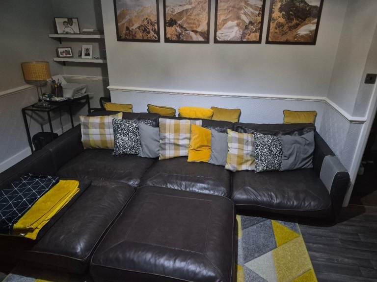Large Brown Leather Corner Sofa with Chaise – Good Condition