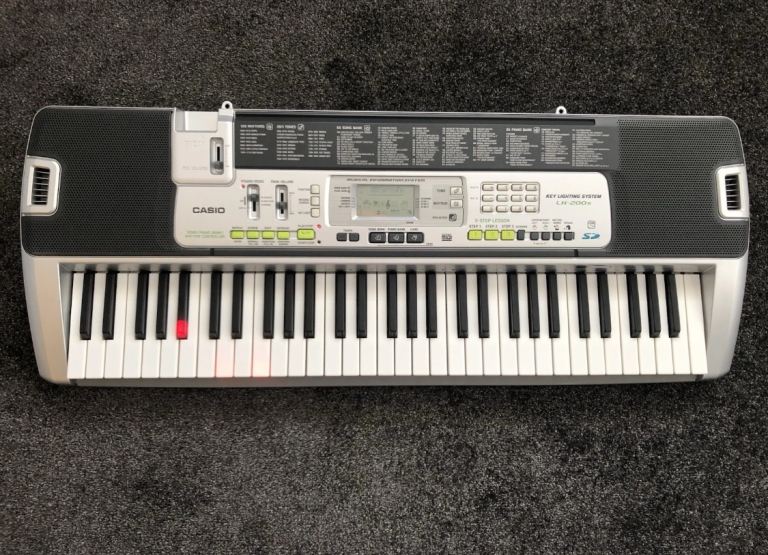 Casio LK200s Electronic Keyboard With Power Pack