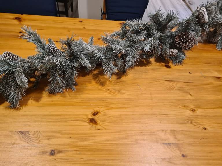 Christmas winter mantlepiece long artificial swag 2.7 metres / 8ft 7in