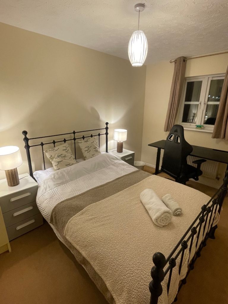 Spacious furnished double room in a safe and peaceful house | All bills included 
