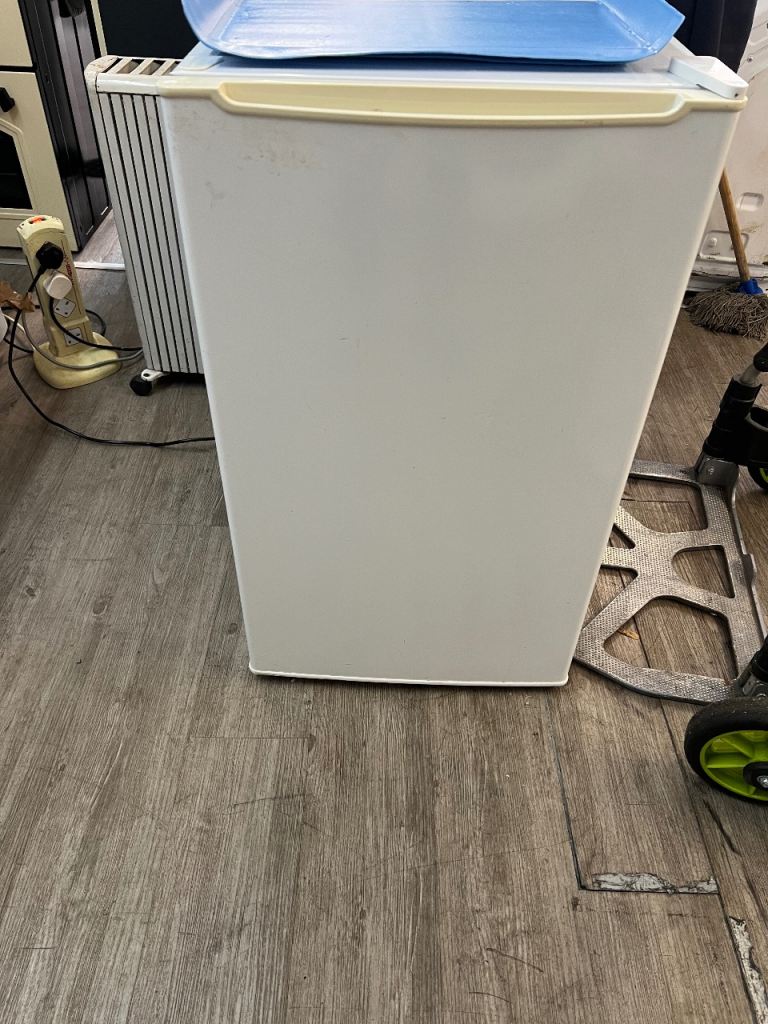 CURRYS UNDERCOUNTER fridge can deliver 
