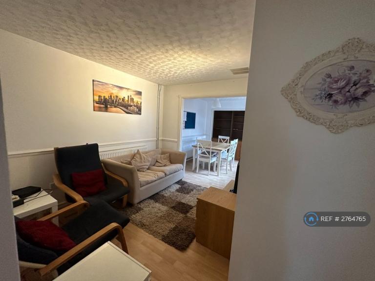 5 bedroom house in Pine Way, Englefield Green, Egham, TW20 (5 bed) (#2764765)