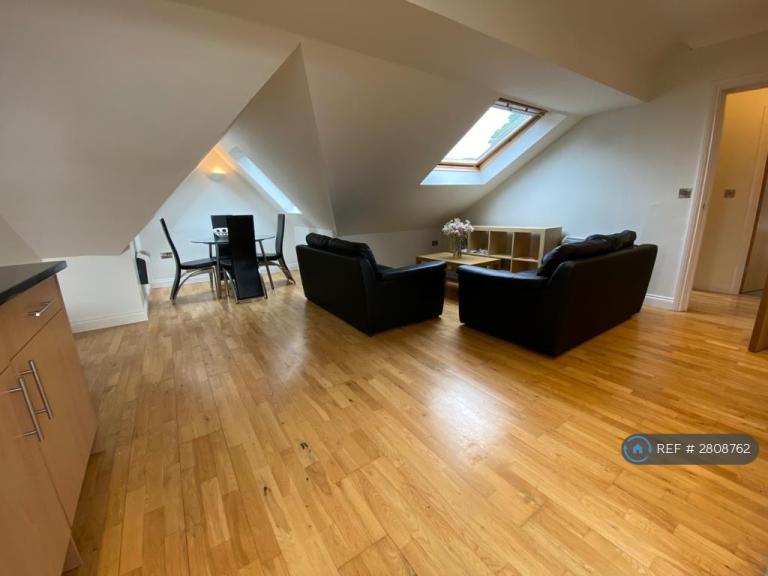 2 bedroom flat in Hillside House, Leeds, LS6 (2 bed) (#2808762)