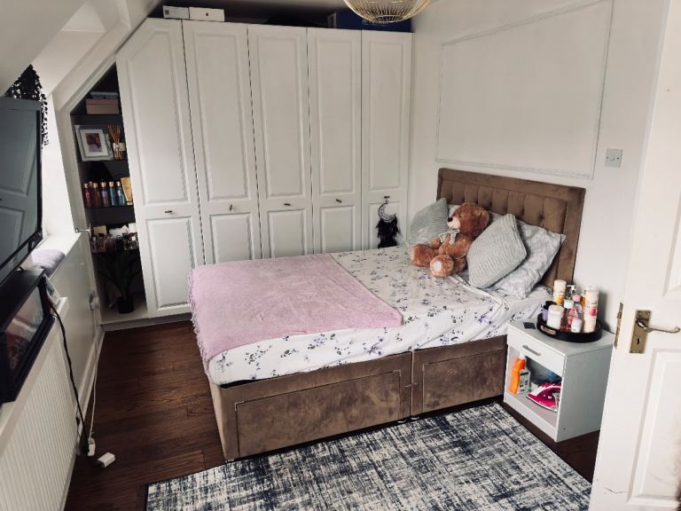 Double bedroom available 