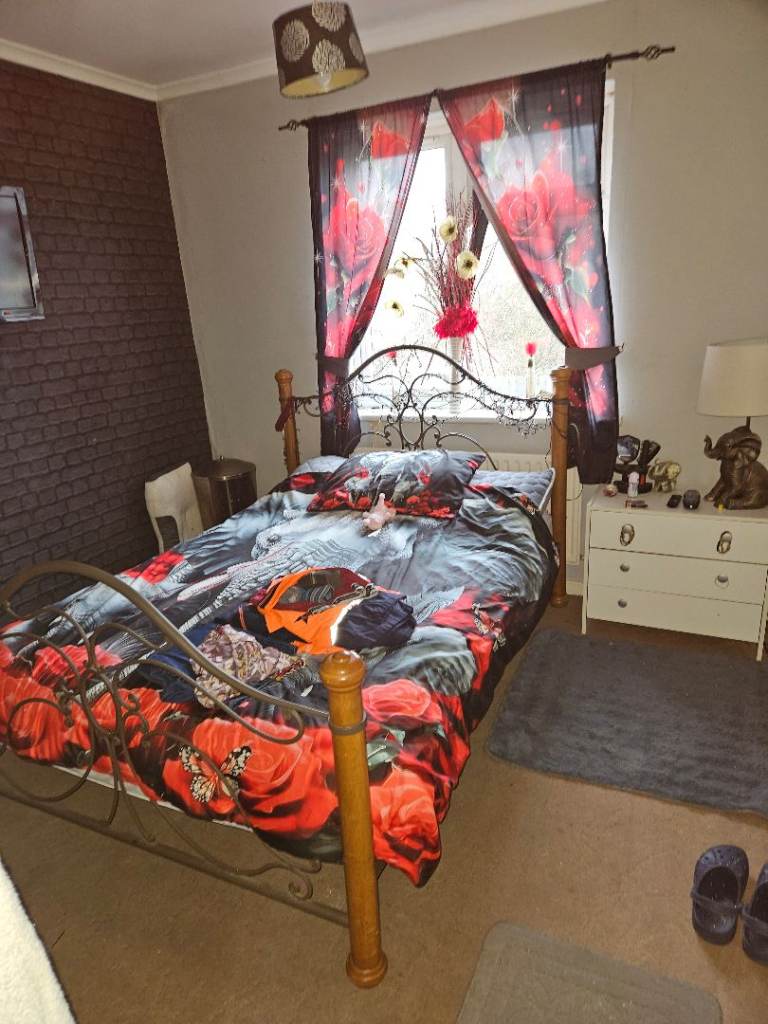 Double metal bedframe and mattress