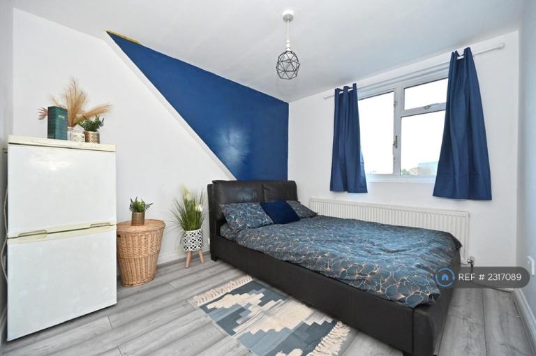 4 bedroom flat in Lichfield Road, Hounslow, TW4 (4 bed) (#2317089)