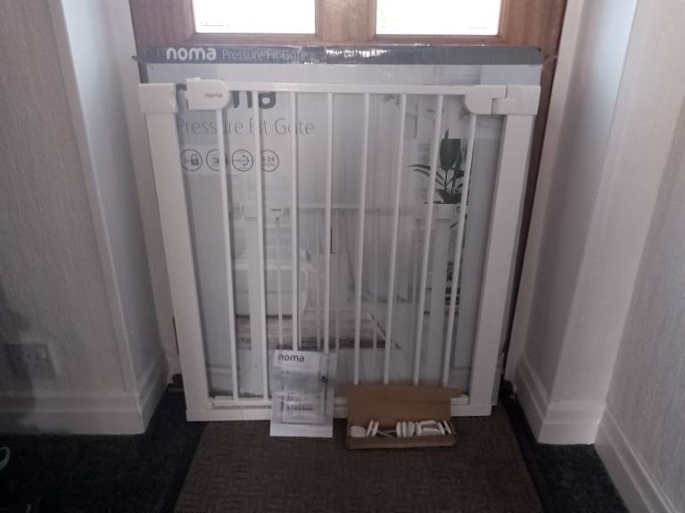 NEW CHILD/DOG SAFETY GATE  opener pressure fit