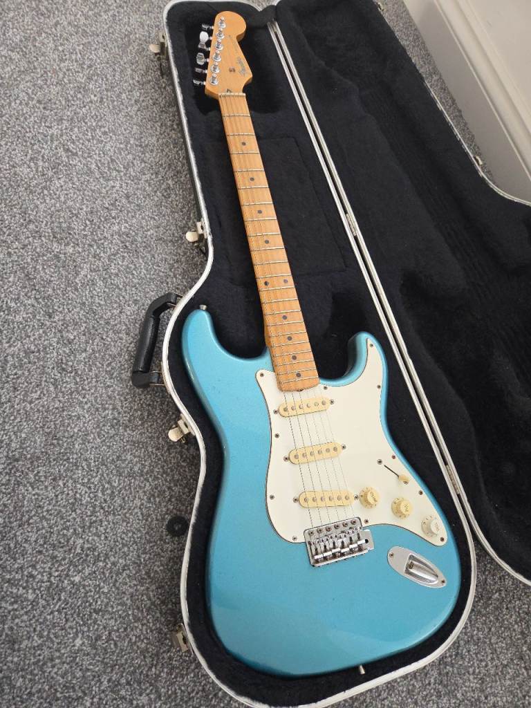 1995 Fender Stratocaster made in Japan (fujigen) ocean turqoise metallic & hardcase