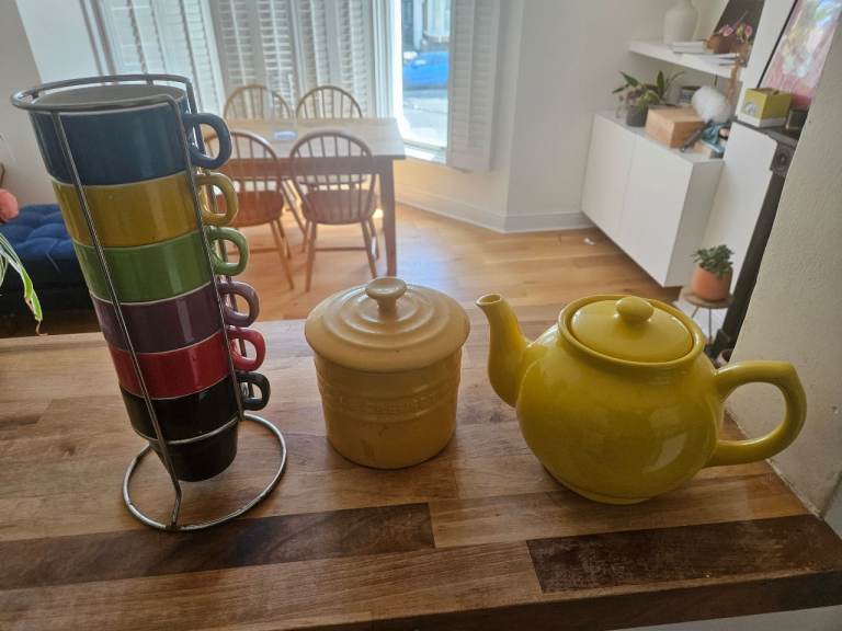  Cups + teapot + cannister 