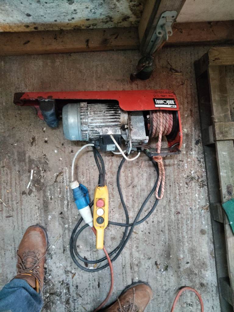 Scaffolding garage hoist 240v 