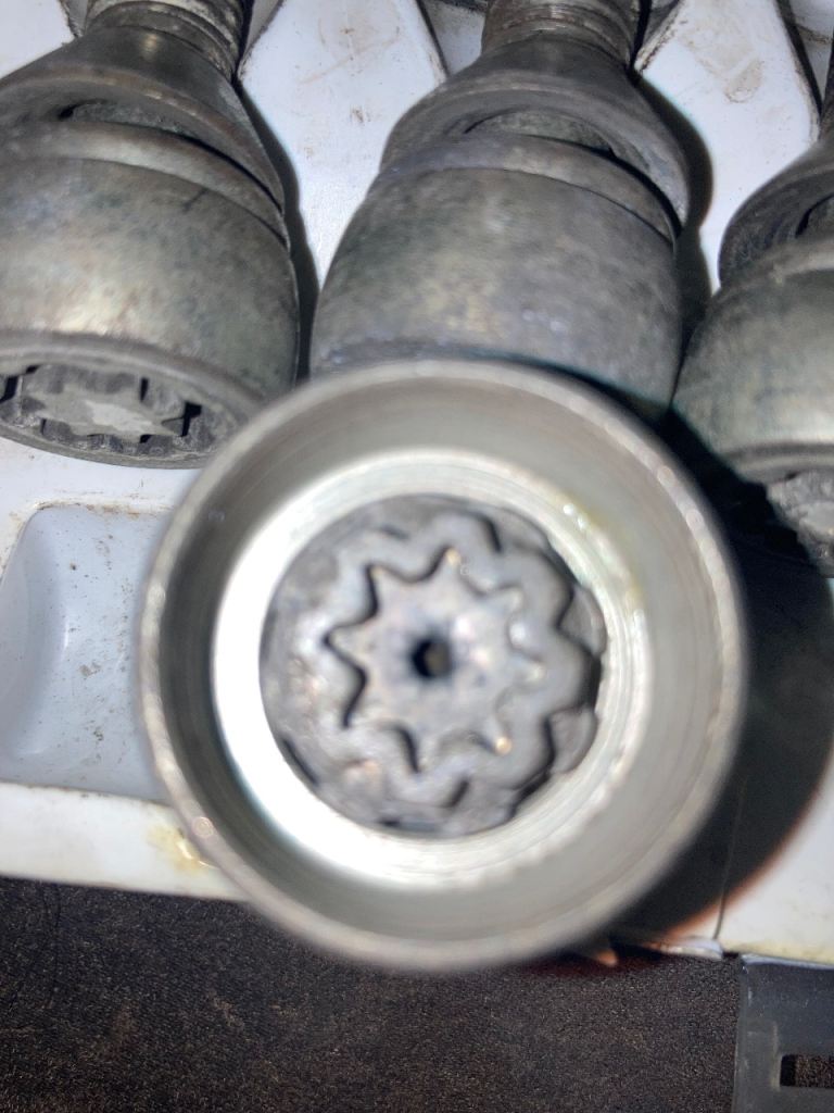 Alloy locking wheel nuts 