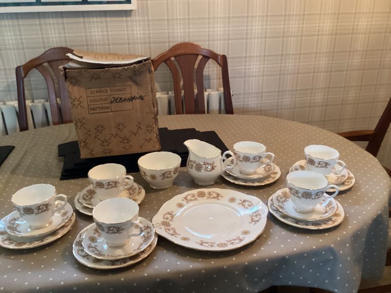 Vintage Tea Set – White and Gold Pattern