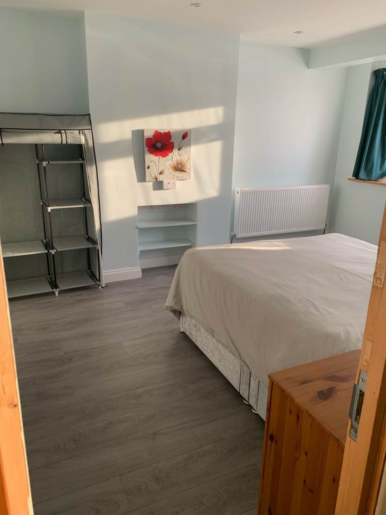 Furnished Double Room to Rent – HMO Shared Accommodation – CR4 1RA – £850 PCM