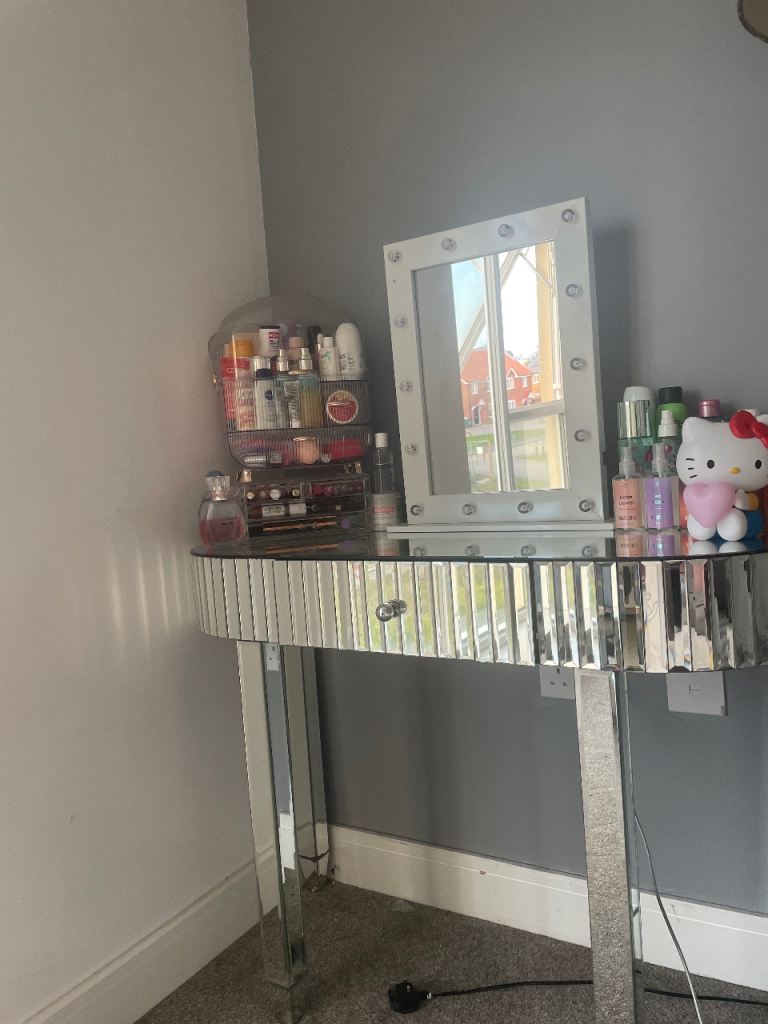 Mirrored dressing table 