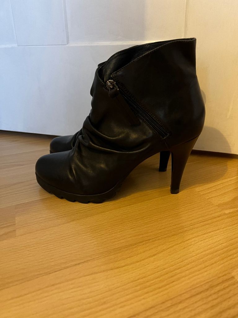 Genuine leather heels size 6 like new £5 