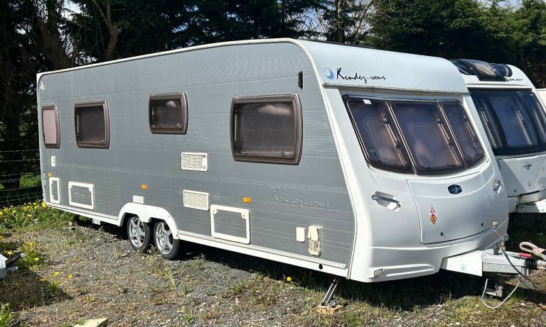 Lunar 2010 twin axle caravan 