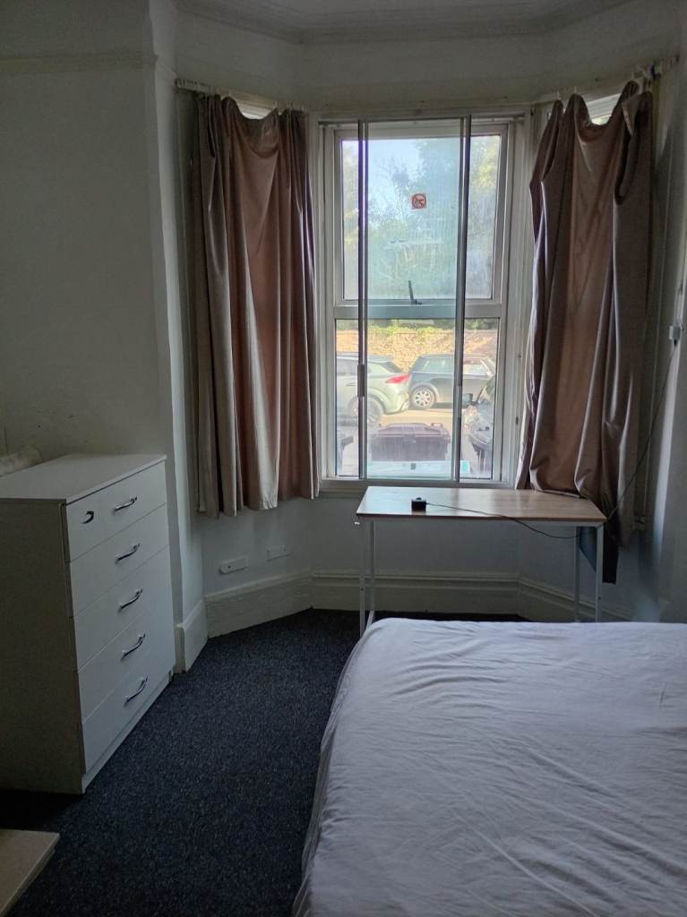 Good size double room to let- includes bills