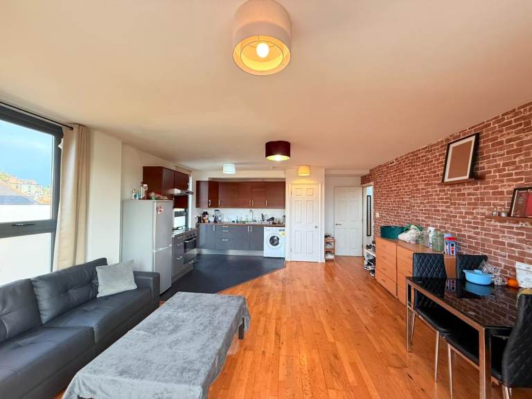 SHORT LET 2 Bed & 2 Bath Flat Inclusive All In Greenwich Near Tube Station