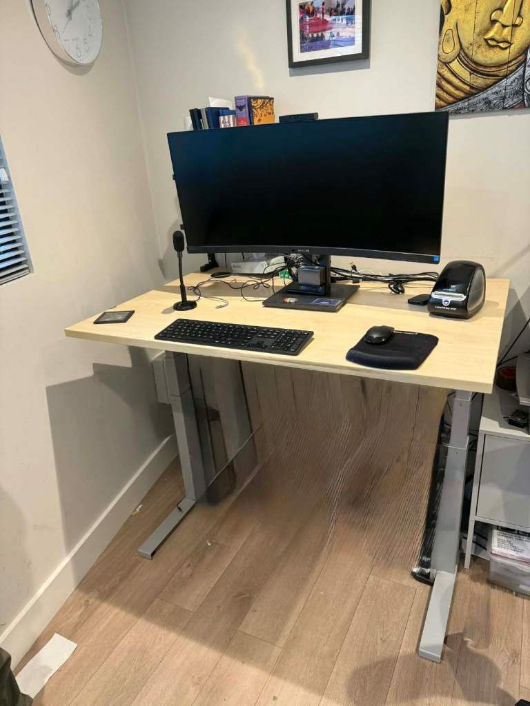 Sit and stand desk